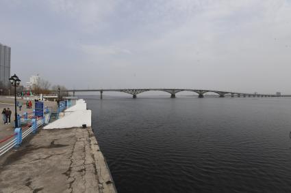 Саратов. Вид на Саратовский мост через Волгу.