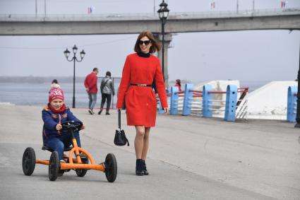 Саратов.  Женщина с ребенком на набережной.