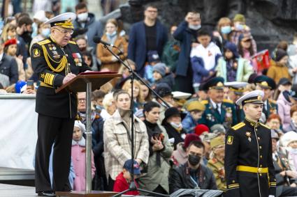 Владивосток.  Командующий Тихоокеанским флотом адмирал Сергей Авакянц (слева) во время парада, посвященного 76-й годовщине Победы в Великой Отечественной войне.