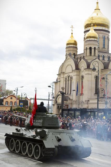 Владивосток.  Средний танк Т-34-85  во время военного парада, посвященного 76-й годовщине Победы в Великой Отечественной войне.