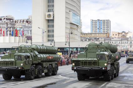 Владивосток.  Зенитная ракетная система (ЗРС) С-400  во время военного парада, посвященного 76-й годовщине Победы в Великой Отечественной войне.