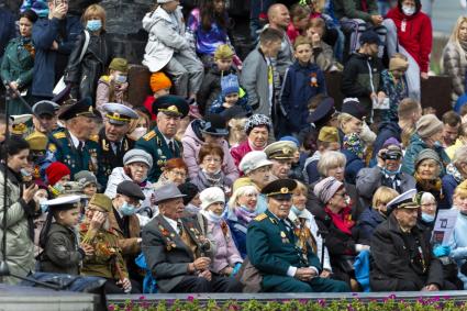 Владивосток. Горожане во время парада, посвященного 76-й годовщине Победы в Великой Отечественной войне.