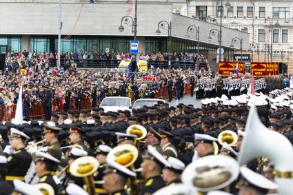 Владивосток.  Во время военного парада, посвященного 76-й годовщине Победы в Великой Отечественной войне.