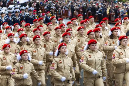 Владивосток.  Парадный расчет Всероссийского военно-патриотического общественного движения `Юнармия` во время военного парада, посвященного 76-й годовщине Победы в Великой Отечественной войне.