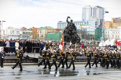 Владивосток.  Военнослужащие парадных расчетов во время парада, посвященного 76-й годовщине Победы в Великой Отечественной войне.