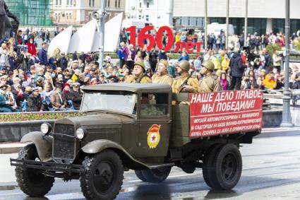 Владивосток. Автомобиль ЗИС-5 во время военного парада, посвященного 76-й годовщине Победы в Великой Отечественной войне.