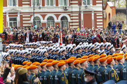 Владивосток.  Военнослужащие парадных расчетов во время парада, посвященного 76-й годовщине Победы в Великой Отечественной войне.