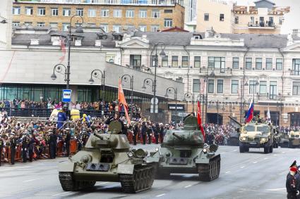 Владивосток. Танк Т-34-76 имени `Ефима Гольдберга`, средний танк Т-34-85 и  боевая бронированная машина `Тигр-М` (слева направо) во время военного парада, посвященного 76-й годовщине Победы в Великой Отечественной войне.