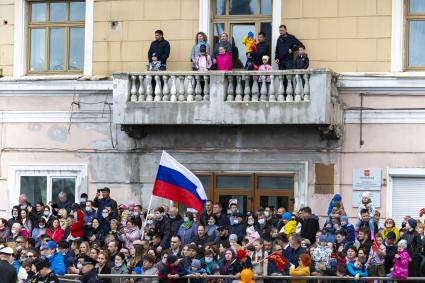 Владивосток. Горожане во время парада, посвященного 76-й годовщине Победы в Великой Отечественной войне.