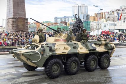 Владивосток. Бронетранспортер БТР-82А во время военного парада, посвященного 76-й годовщине Победы в Великой Отечественной войне.