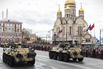 Владивосток. Военнослужащие на бронетранспортере БТР-82А во время военного парада, посвященного 76-й годовщине Победы в Великой Отечественной войне.