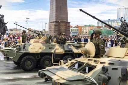 Владивосток. Военнослужащие на бронетранспортере БТР-82А во время военного парада, посвященного 76-й годовщине Победы в Великой Отечественной войне.