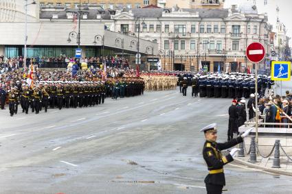 Владивосток.  Военнослужащие парадных расчетов во время парада, посвященного 76-й годовщине Победы в Великой Отечественной войне.