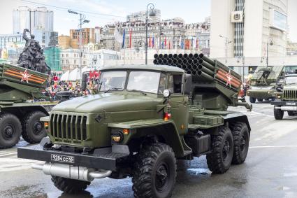 Владивосток.  РСЗО БМ-21 `Град` во время военного парада, посвященного 76-й годовщине Победы в Великой Отечественной войне.