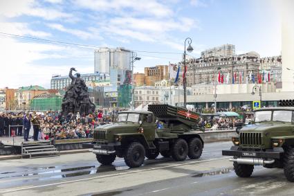 Владивосток.  РСЗО БМ-21 `Град` во время военного парада, посвященного 76-й годовщине Победы в Великой Отечественной войне.