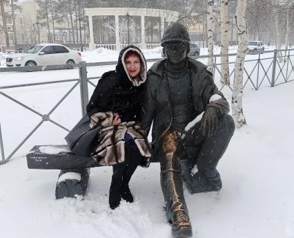 г. Когалым. Журналист Дарья Асламова рядом с памятником нефтянику.