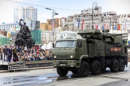 Владивосток. Зенитный ракетно-пушечный комплекс (ЗРПК) `Панцирь-С1` во время военного парада, посвященного 76-й годовщине Победы в Великой Отечественной войне.