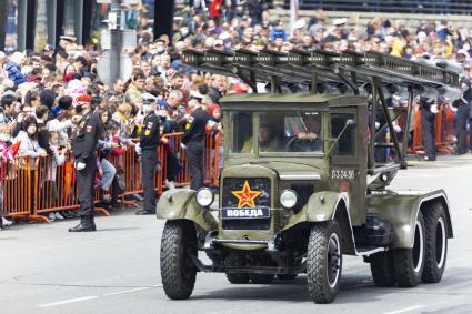 Владивосток.  Советская боевая машина реактивной артиллерии БМ-13 `Катюша` во время военного парада, посвященного 76-й годовщине Победы в Великой Отечественной войне.