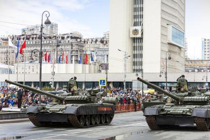 Владивосток. Танк Т-80 во время военного парада, посвященного 76-й годовщине Победы в Великой Отечественной войне.