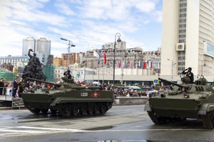 Владивосток.  Боевая машина десанта БМД-4М во время военного парада, посвященного 76-й годовщине Победы в Великой Отечественной войне.