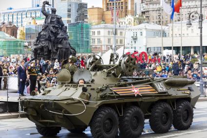 Владивосток.  Бронетранспортер БТР-80 во время военного парада, посвященного 76-й годовщине Победы в Великой Отечественной войне.