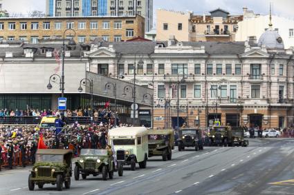 Владивосток. Механизированная колонна музейной техники времен ВОВ военно-патриотического клуба `Техника XX века в Приморском крае` во время военного парада, посвященного 76-й годовщине Победы в Великой Отечественной войне.