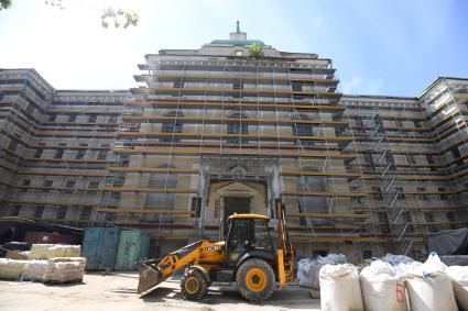 Москва.  Реставрация  Воспитательного дома на Москворецкой набережной.