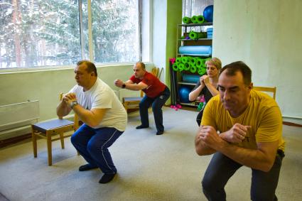 Новосибирск. Пациенты во время занятий лечебной физкультурой в военном санатории `Ельцовка`.