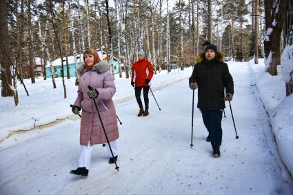 Новосибирск. Пациенты во время скандинавской ходьбы на территории военного санатория `Ельцовка`.