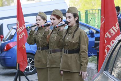 Барнаул. Уличный концерт для ветеранов во время праздничных мероприятий, посвященных 76-летию Победы в Великой Отечественной войне.