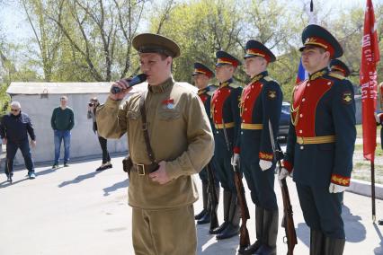 Барнаул. Уличный концерт для ветеранов во время праздничных мероприятий, посвященных 76-летию Победы в Великой Отечественной войне.