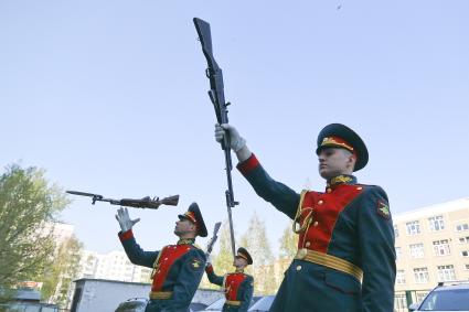 Барнаул. Уличный концерт для ветеранов во время праздничных мероприятий, посвященных 76-летию Победы в Великой Отечественной войне.