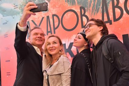 Москва. Продюсер Игорь Мишин (слева) на закрытом благотворительном показе фильма режиссера Ивана Проскурякова `Сахаров. Две Жизни`.