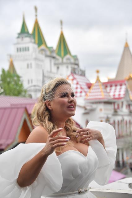 Москва. Певица Анна Семенович во время съемок клипа `Хочу` в Измайловском Кремле.