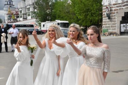 Москва. Певица Анна Семенович (вторая справа) во время съемок клипа `Хочу` в Измайловском Кремле.
