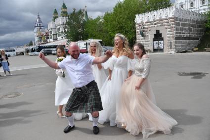 Москва. Певица Анна Семенович (вторая справа) во время съемок клипа  `Хочу` в Измайловском Кремле.