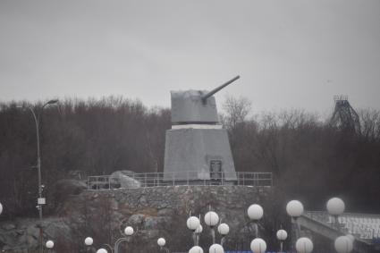 Североморск. Памятник героям-артиллеристам 221-й краснознамённой батареи Северного Флота .