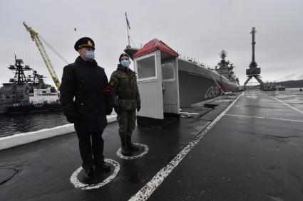 Североморск.  Военнослужащие на посту у атомного ракетного крейсера  ВМФ РФ `Петр Великий `.