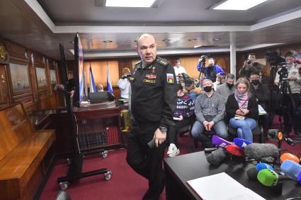 Североморск. Командующий Северным флотом Александр Моисеев во время интервью журналистам на атомном крейсере ВМФ РФ `Петр Великий `.