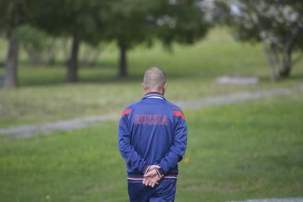 Екатеринбург. Пациент онкологического диспансера во время прогулки