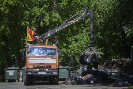 Екатеринбург. Убока мусора в парке