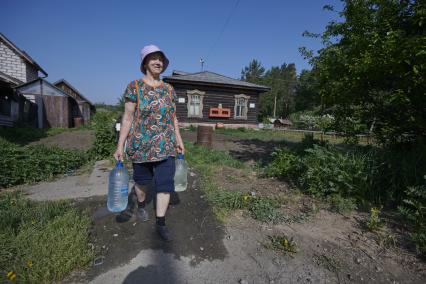 Екатеринбург. Женщина несет бутылки с водой