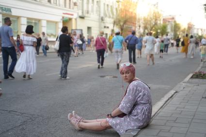 Самара. Девушка сидит на бордюре.