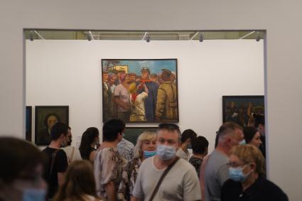 Самара. Посетители художественной галереи во время акции `Ночь музеев`.