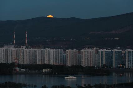 Красноярск. Суперлуние над Енисеем.