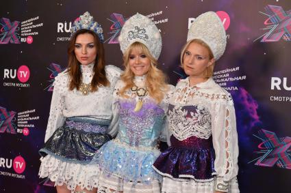 Московская область. Солистки группы `Фабрика` Валерия Девятова, Мария Гончарук и Ирина Тонева (слева направо) на церемонии вручения X Русской музыкальной премии телеканала RU.TV в концертном зале `Крокус Сити Холл`.