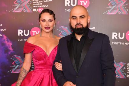 Московская область. Солисты группы Artik & Asti Анна Дзюба и Артем Умрихин на церемонии вручения X Русской музыкальной премии телеканала RU.TV в концертном зале `Крокус Сити Холл`.