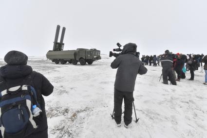 Архангельская область. Журналисты фотографируют береговой ракетный комплекс `Бастион`на Российской военнвоенной базе `Арктический трилистник`на острове Земля Александры архипелага Земля Франца-Иосифа.