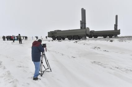 Архангельская область. Журналисты фотографируют береговой ракетный комплекс `Бастион`на Российской военнвоенной базе `Арктический трилистник`на острове Земля Александры архипелага Земля Франца-Иосифа.