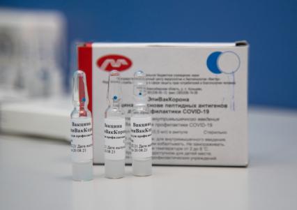 Пермь. Ампулы с вакциной `ЭпиВакКорона` от коронавирусной инфекции.